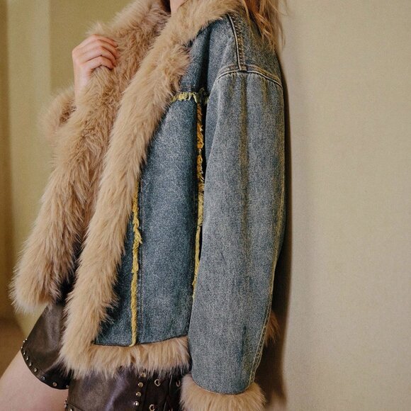 Blue Casual Women's Faux Fur Trim Raw Hem Denim Jacket - Picture 4 of 7